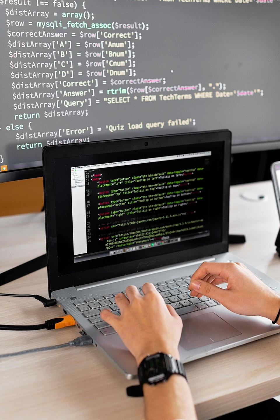 Iemand programmeert op een laptop