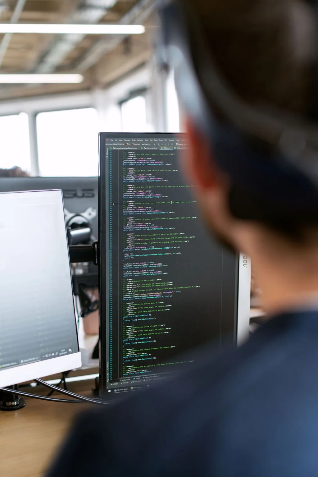 Ontwikkelaar achter een computer in een kantoor