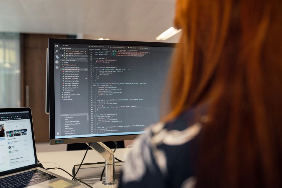 Softwareontwikkelaar aan het werk achter een scherm met code